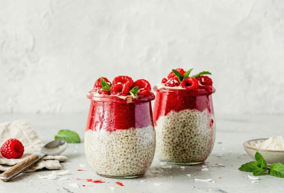 Kokos-Chia-Pudding mit Himbeerpüree