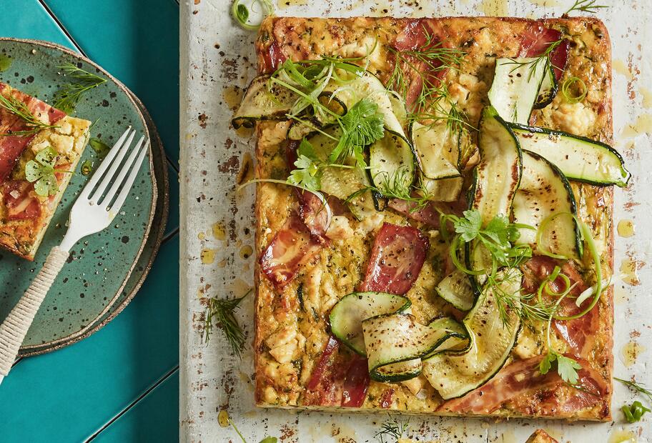 Einfacher Bacon-Zucchini-Feta-Kuchen vom Blech