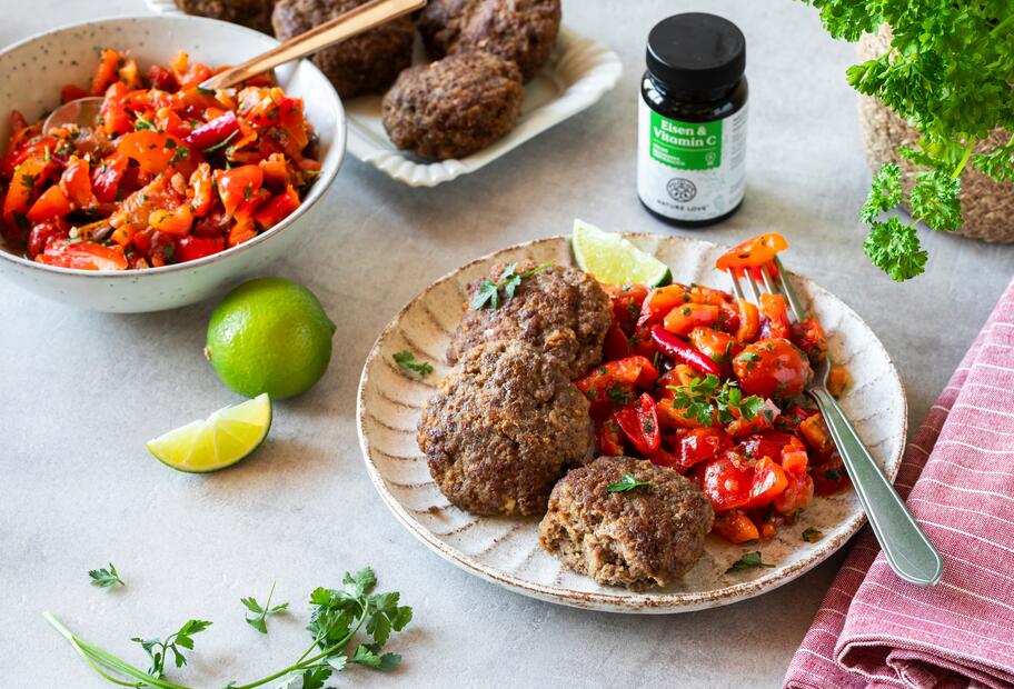 Kraft-Frikadellen mit Paprikasalsa