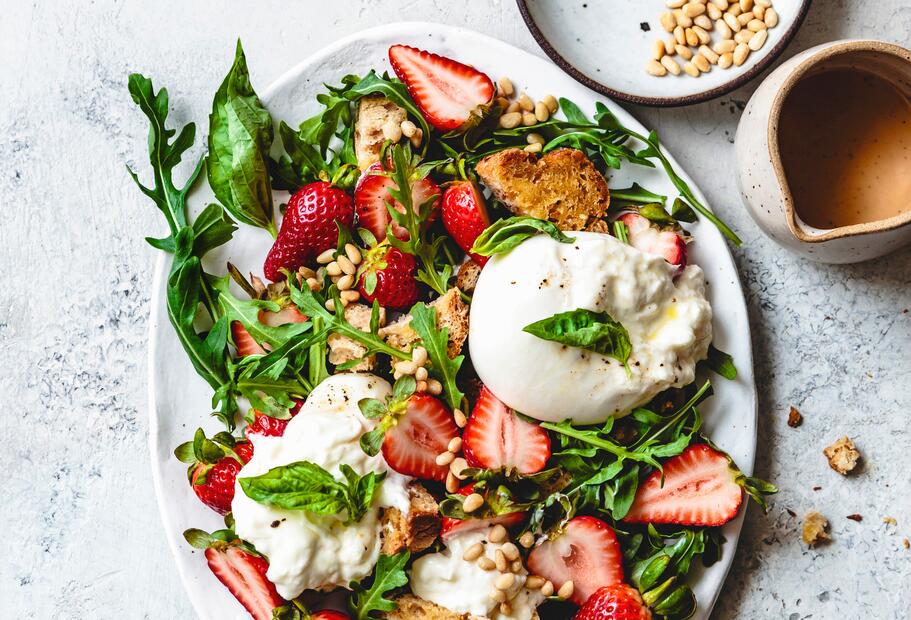 Erdbeer-Burrata-Salat mit Pinienkernen aus dem TM7