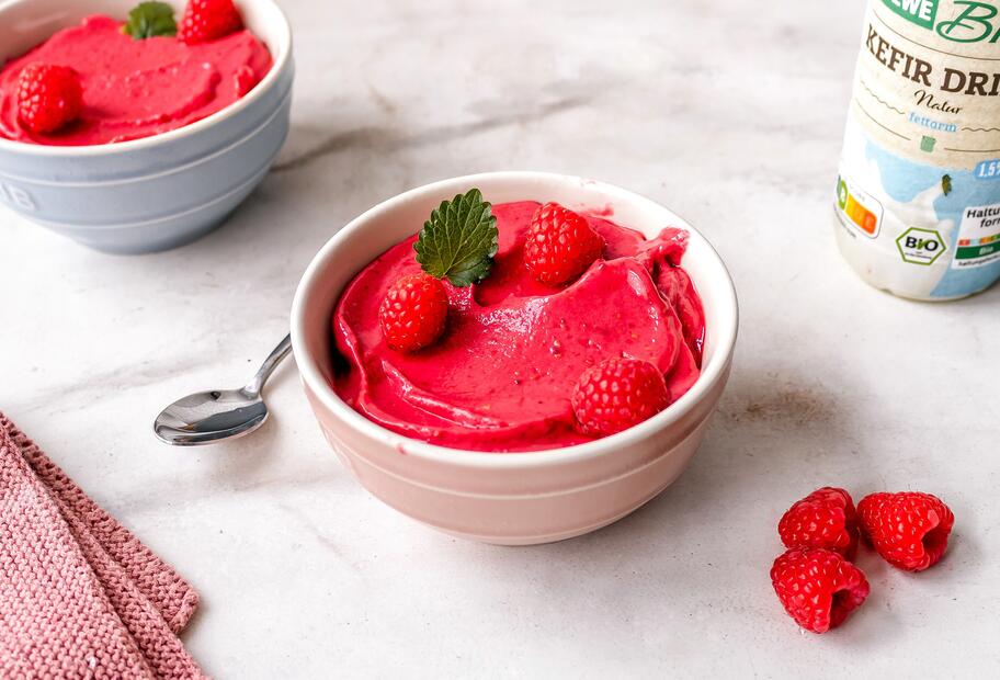 Himbeereis mit Kefir