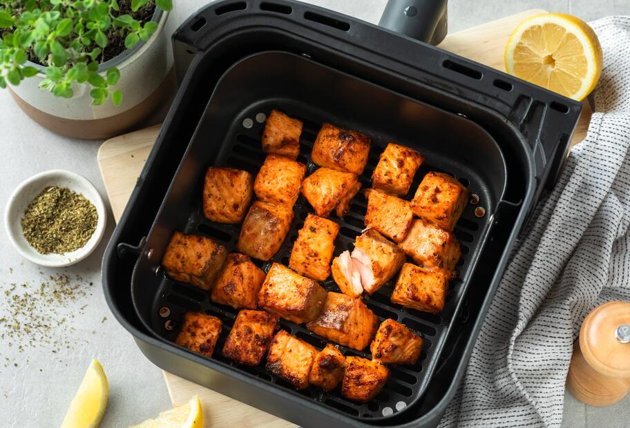 Knusprige Airfryer-Lachswürfel