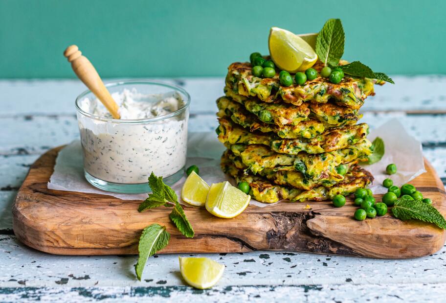 Zucchini-Erbsen-Puffer mit Fetadip