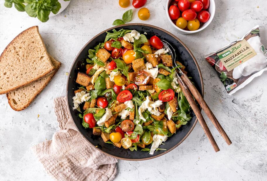 Brotsalat mit Tomate & Mozzarella