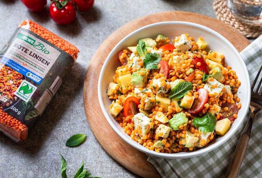 Bunter rote-Linsen-Salat mit Mango, Avocado, Feta und Tomaten