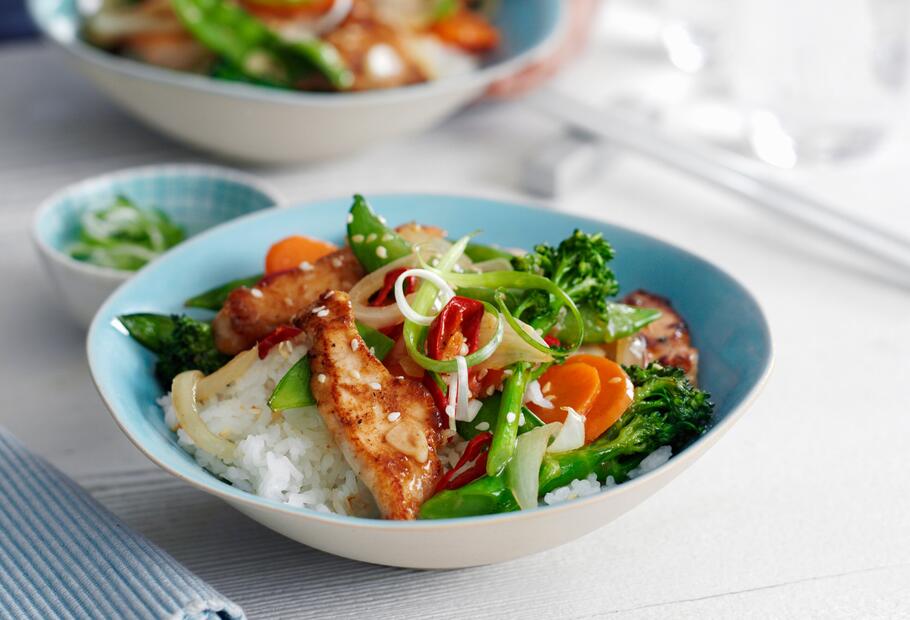 Wok-Gemüse mit Reis und Hähnchen