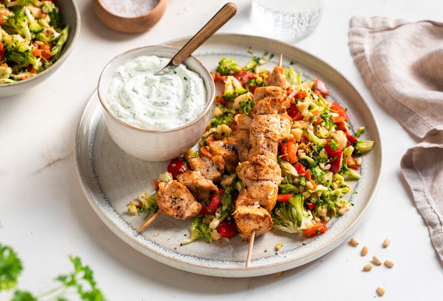 Hähnchenspieße mit Brokkolisalat und Kräuterquark