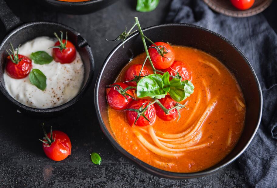 Schnelle Tomaten-Nudelsuppe