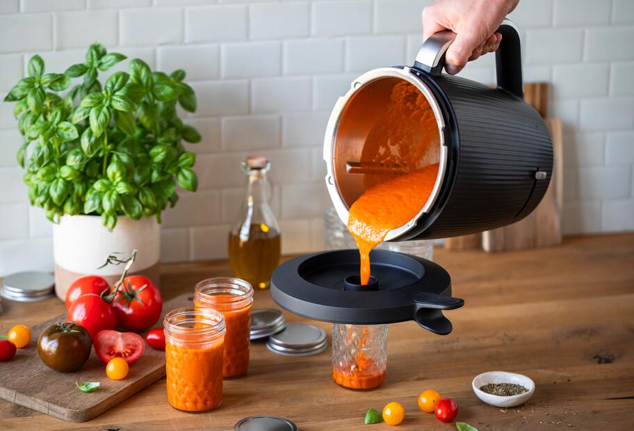 Tomatensoße mit frischen Tomaten auf Vorrat einkochen