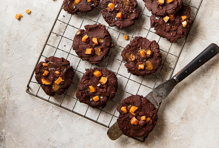 Chocolate-Cookies mit Salzkaramell