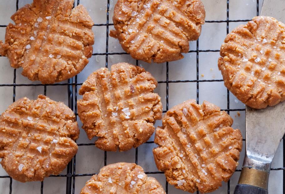 Erdnussbutter-Cookies mit Meersalz