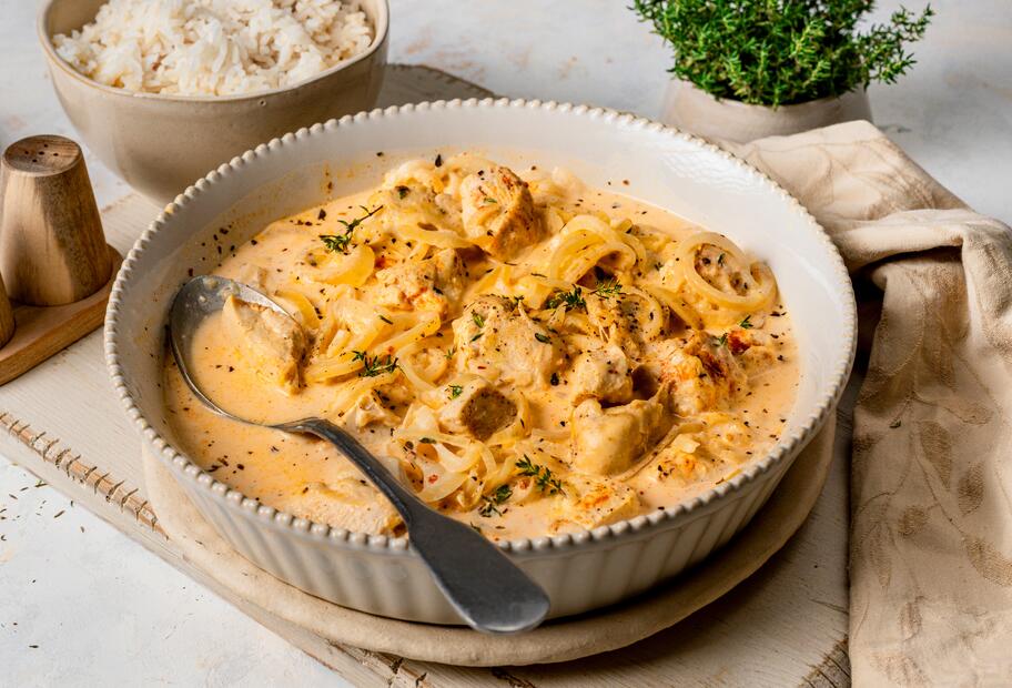 Hähnchen mit Zwiebel-Käsesoße