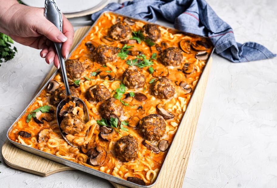 Hackbällchen-Jäger-Feierabendblech mit Spätzle und Champignons