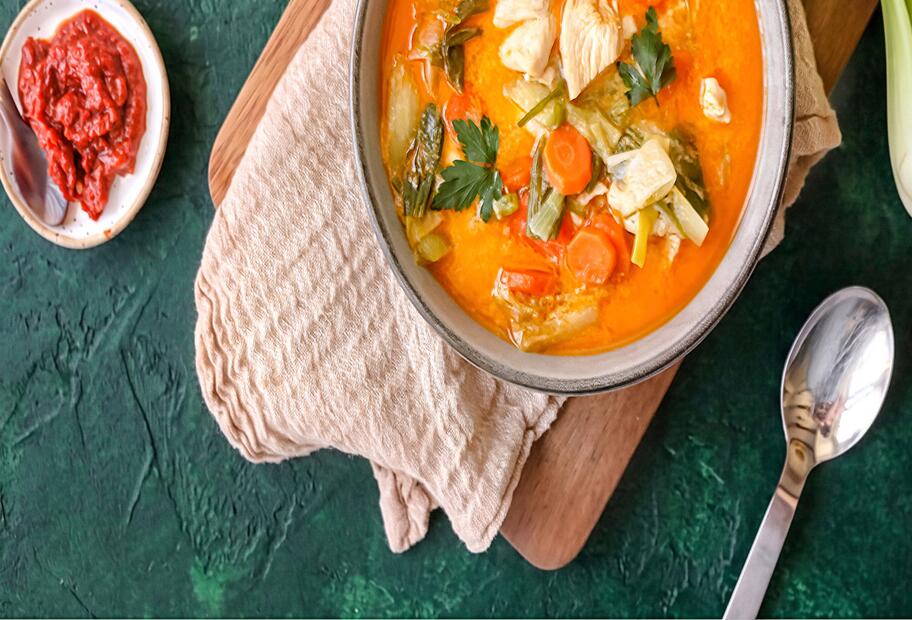 Gelbes One-Pot-Hähnchencurry