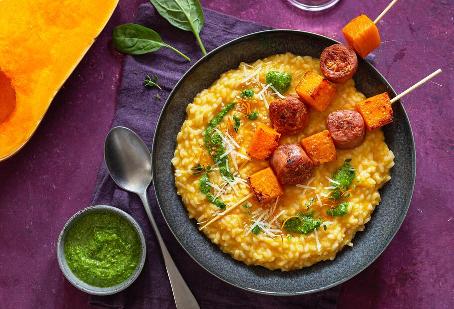 Kürbisrisotto mit Bratwurstspießen