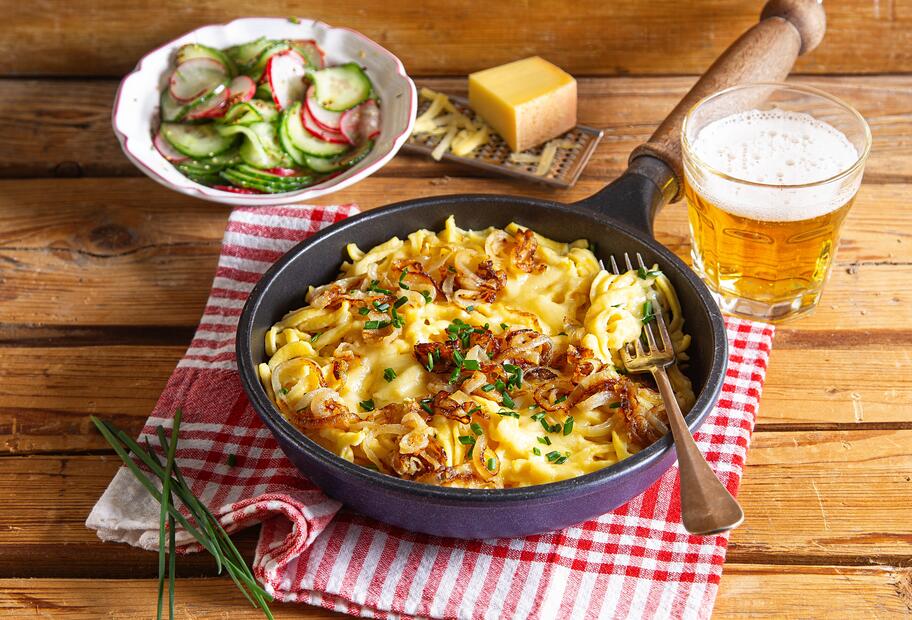 Schnelle Käsespätzle mit Gurken-Radieschen-Salat