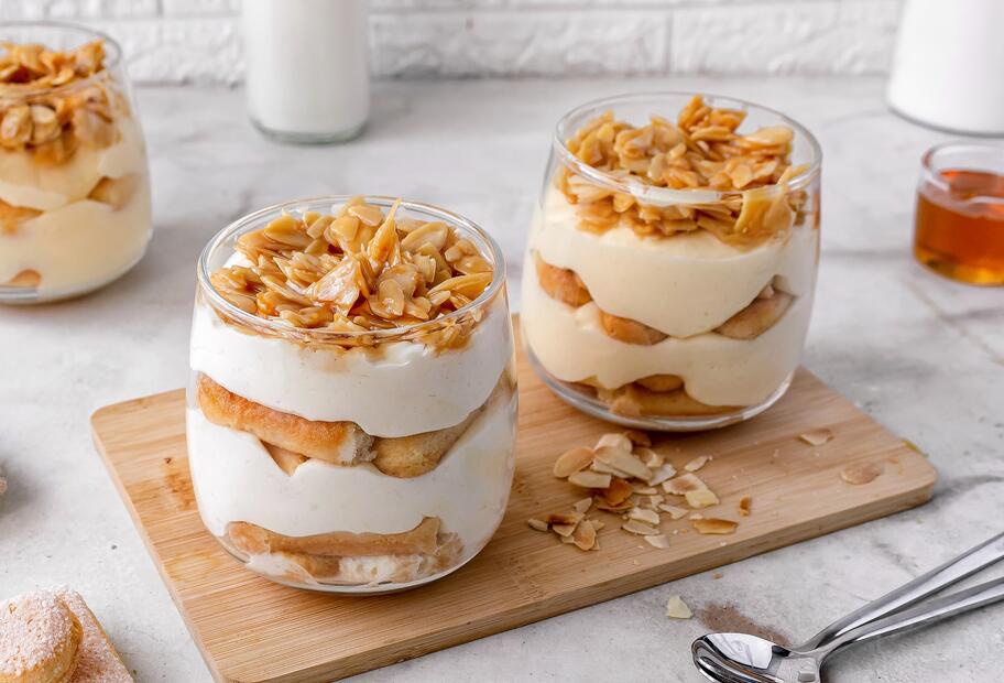 Bienenstich-Becher