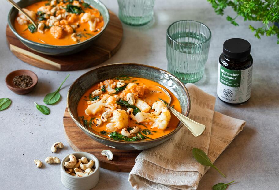 Feel-Good-Curry mit Blumenkohl, Spinat und Cashews