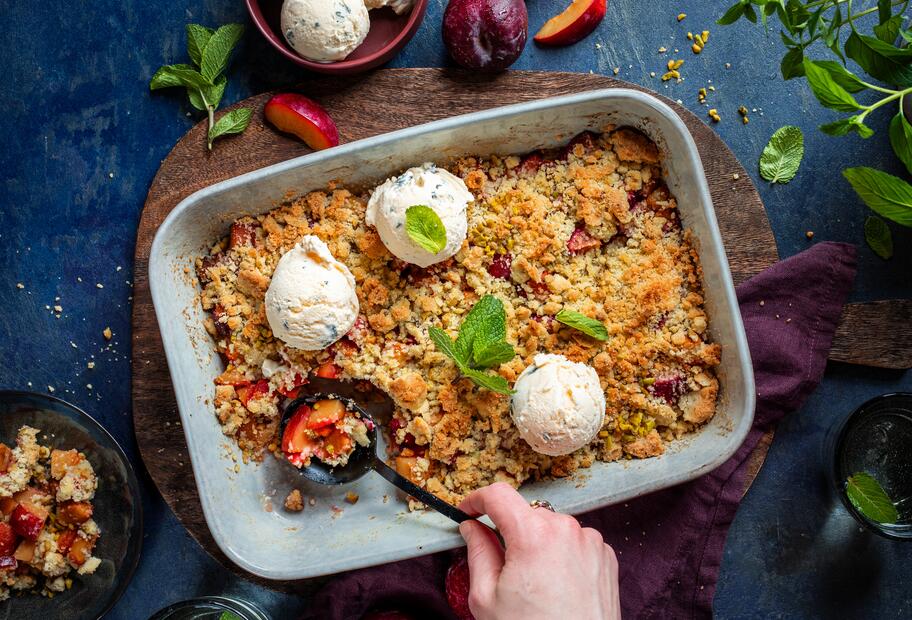 Winterpflaumen-Crumble – einfach & knusprig