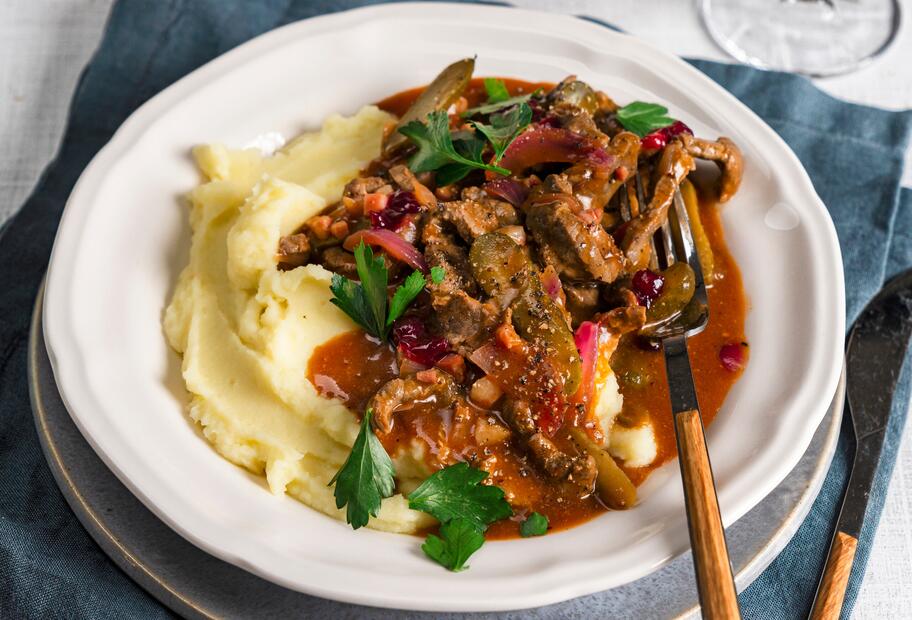 Rouladen-Geschnetzeltes mit Kartoffelpüree und Rotweinsoße