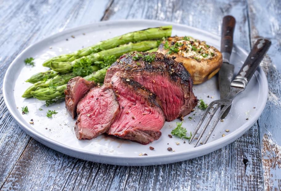 Rinderfilet mit grünem Spargel und gefüllten Champignons