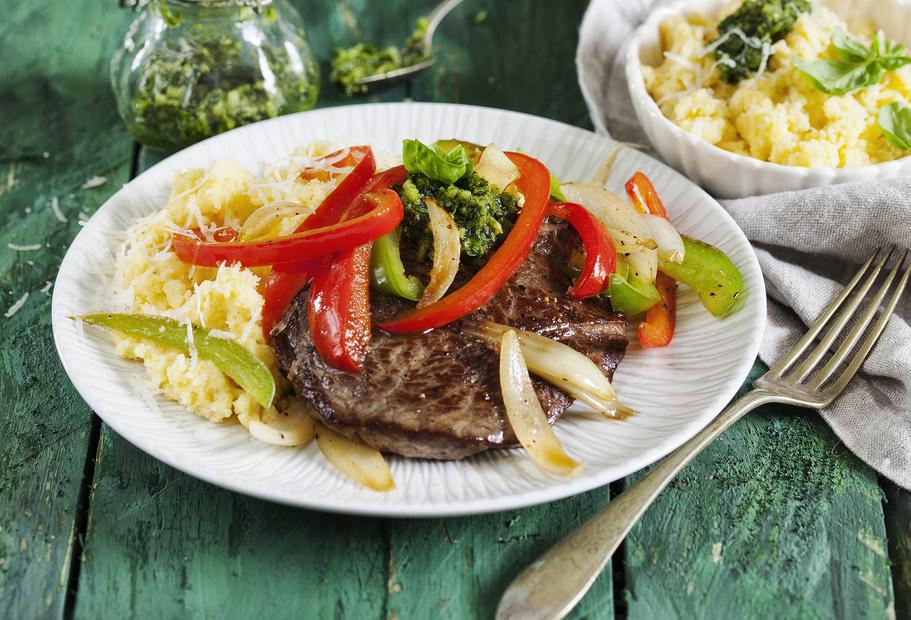 Rindersteaks mit Polenta und Paprikagemüse