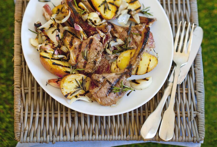 Gegrillte Lammkoteletts mit Kartoffeln, Zwiebeln und Rosmarin für den ...