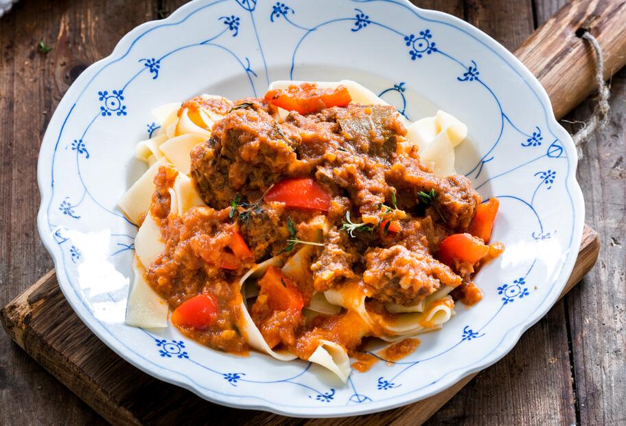 Gulasch im Thermomix® mit Bandnudeln | ZAUBERTOPF