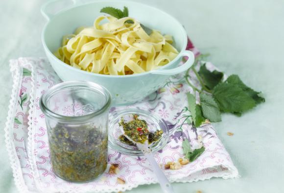 Tagliatelle mit Zitronenmelisse-Pesto mit dem Thermomix®