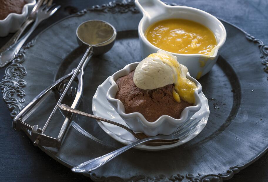 Schokoküchlein mit Eis und Mangosoße für den Thermomix®