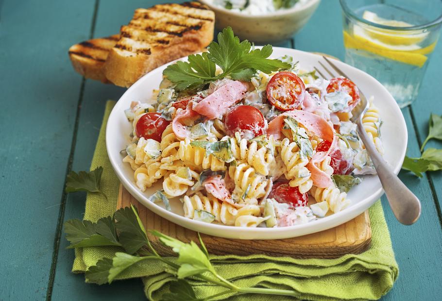 Schneller Nudelsalat mit Zaziki-Dressing für den Thermomix®
