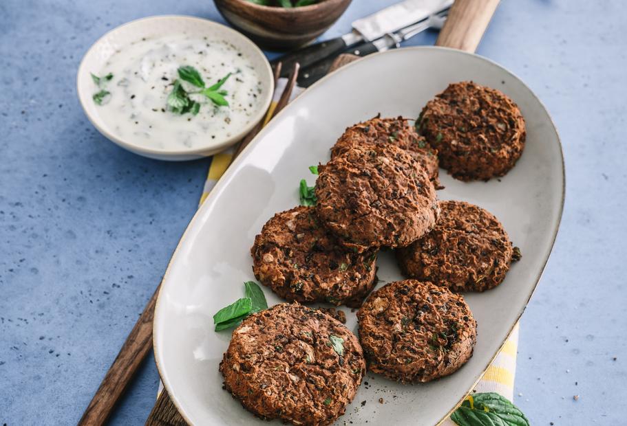 Schwarze-Bohnen-Frikadellen mit Joghurt Minz-Dip für den Thermomix®