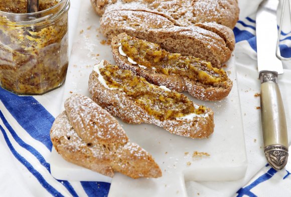 Vollkorn-Hefezopf mit Chia-Fruchtaufstrich für den Thermomix® Vollkorn-Hefezopf mit Chia-Fruchtaufstrich für den Thermomix®