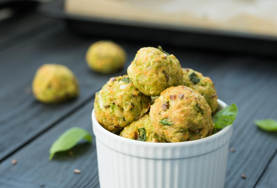 Goldbraun frittierte Zucchini-Feta-Bällchen für den Thermomix®