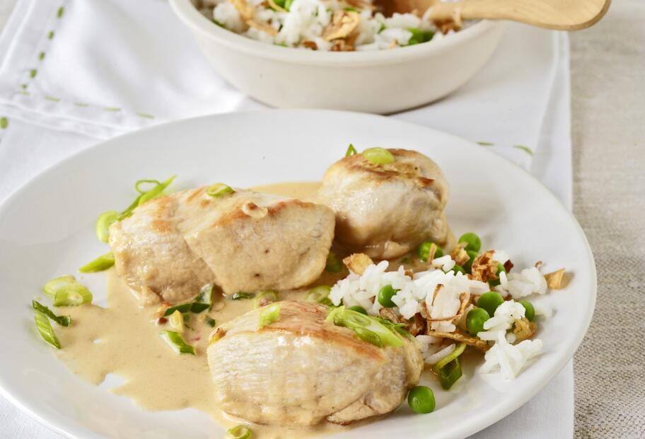 Hähnchenbrust mit Erdnuss-Soße und Erbsenreis für den Thermomix®