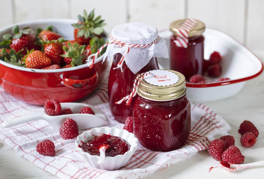 Für dein Lieblingsbrot: Fruchtiges Erdbeer-Himbeer-Gelee für den Thermomix® Für dein Lieblingsbrot: Fruchtiges Erdbeer-Himbeer-Gelee für den Thermomix®