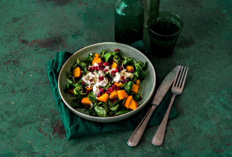 Feldsalat mit gedämpften Kürbiswürfeln, Feta und Granatapfel für den ...