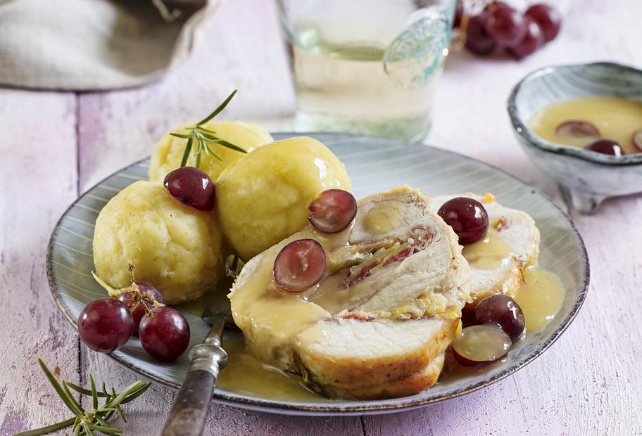 Rollbraten mit Apfel-Zwiebel-Füllung und Klößen