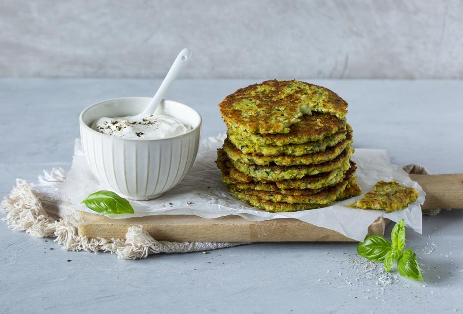 Zucchinibratlinge mit Knoblauch-Joghurt-Dip für den Thermomix®