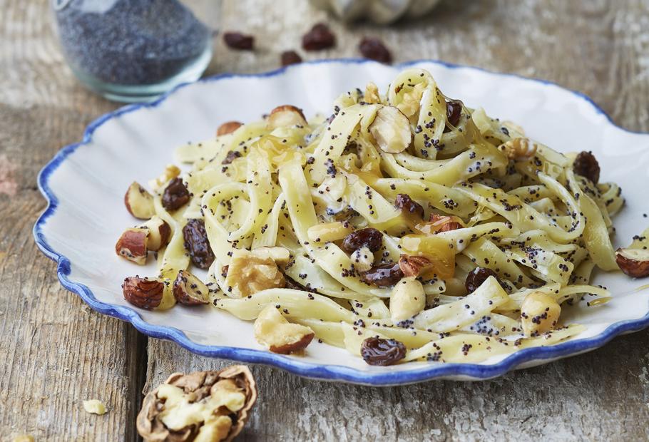 Mohn-Nudeln mit Nüssen und Rosinen für den Thermomix®