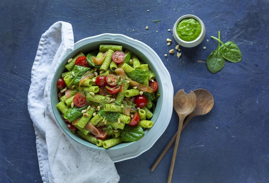 Nudelsalat mit Räucherlachs und Pestodressing für den Thermomix®