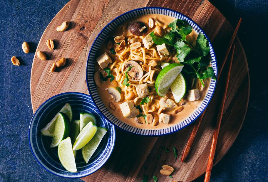 One Pot Ramen Suppe mit Erdnussen