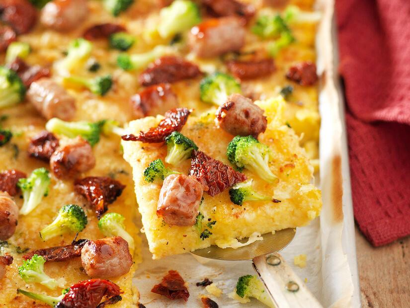 Polenta vom Blech mit Brokkoli und Würstchen für den Thermomix®