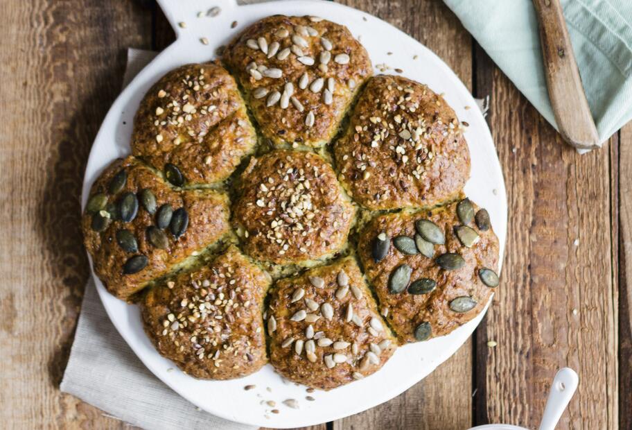 Low Carb-Brötchensonne aus Saatenbrötchen
