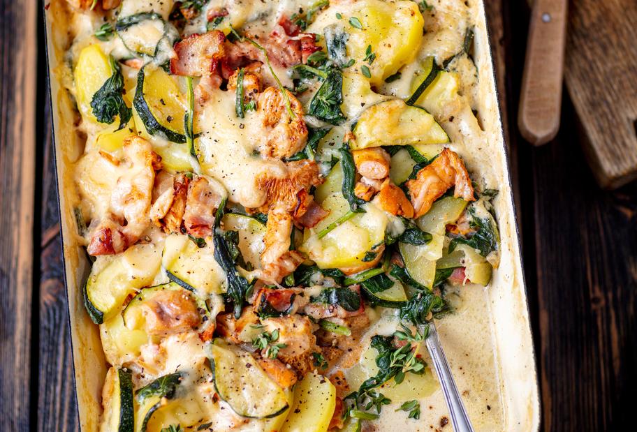 Kartoffelauflauf mit Pfifferlingen, Speck-Zucchini und Sahne mit dem ...