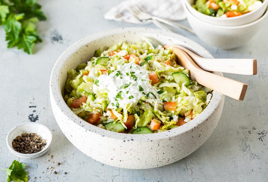 Griechischer Eisbergsalat mit dem Thermomix® | ZAUBERTOPF Griechischer Eisbergsalat mit dem Thermomix® | ZAUBERTOPF