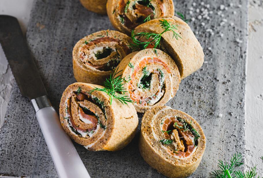 Low Carb-Pfannkuchen-Röllchen mit Frischkäse und Lachs