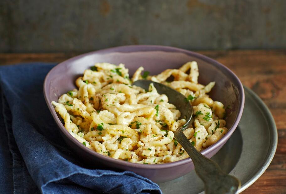 Cremige Käse-Nuss-Spätzle in 15 Minuten mit dem Thermomix® Cremige Käse-Nuss-Spätzle in 15 Minuten mit dem Thermomix®