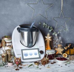 Der Thermomix® umgeben von selbstgemachten Geschenken