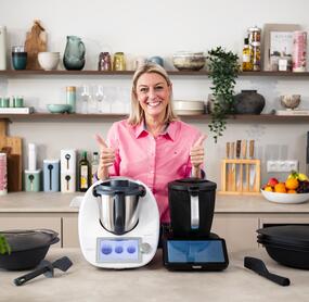 Frau in einer Küche mit zwei Thermomix®: TM6 und TM7